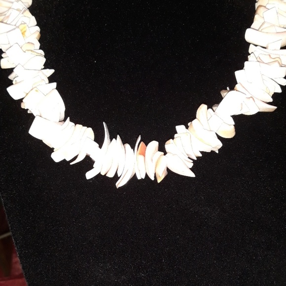 Creamsicle and white colored chunky seashell necklace 18 inches long - Picture 7 of 12